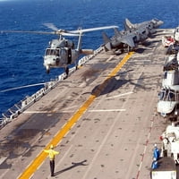 Helikopter MH-60S Seahawk priprema se za zemlju na brodu USS Makin otok Poster Print Stocktrek Images